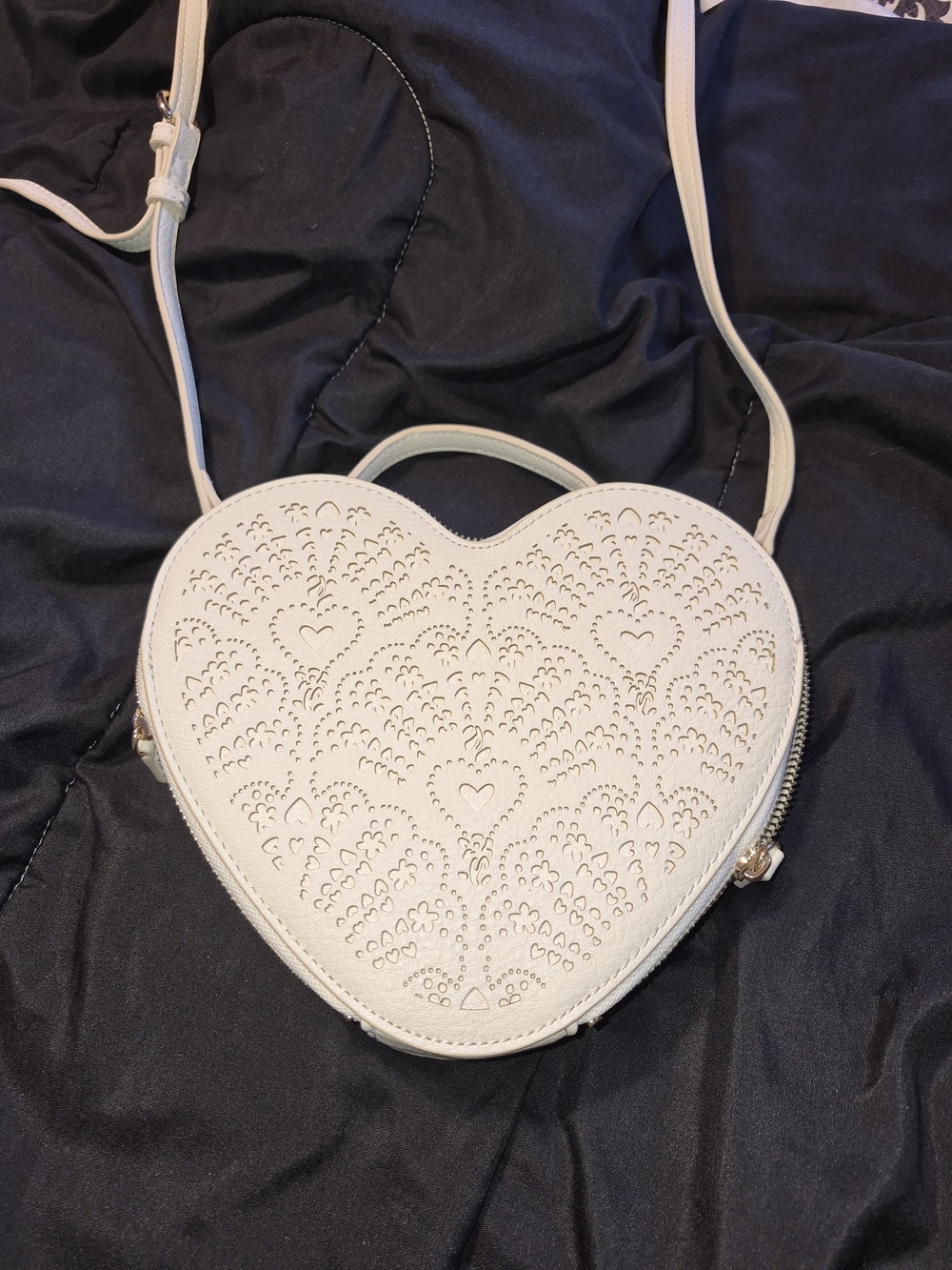 Love Heart-Shaped Cutout Crossbody Bag - Cream LC Lauren Conrad